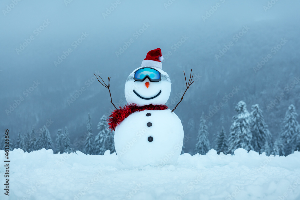 雪山里装着滑雪玻璃的有趣雪人。滑雪场概念。圣诞快乐，新叶快乐
