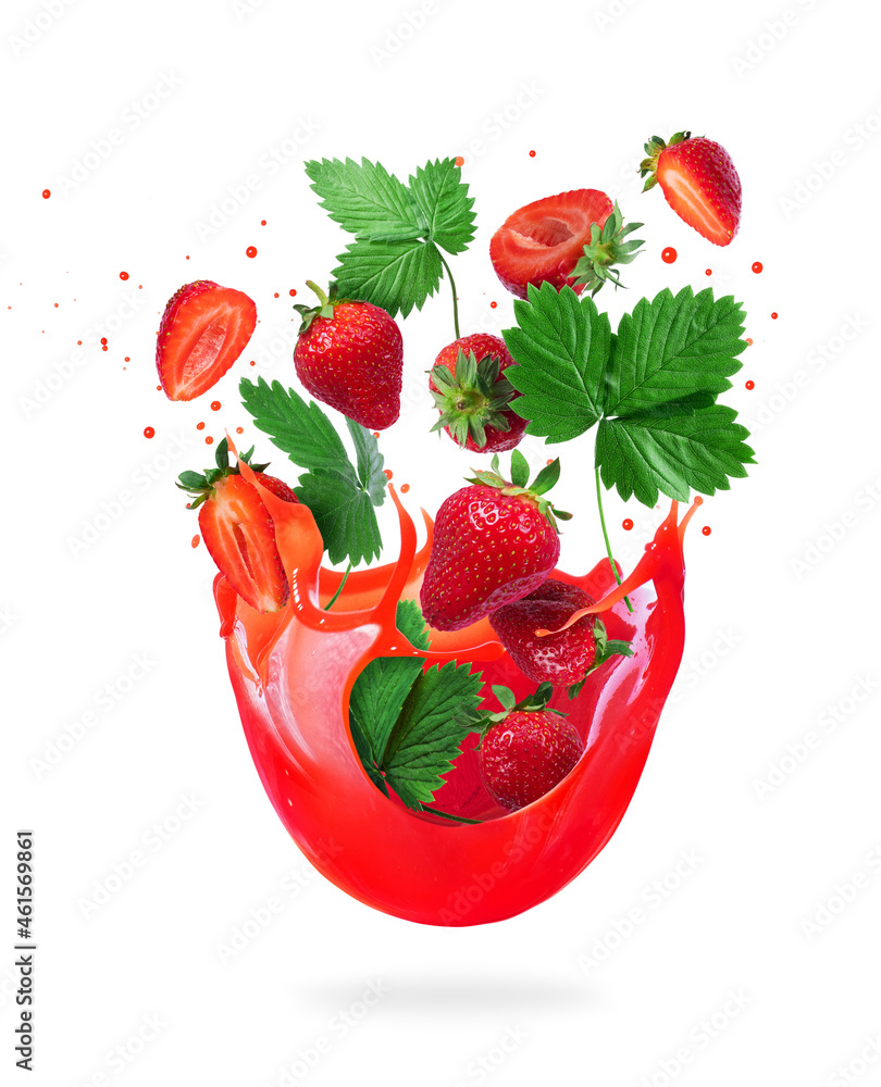 成熟的草莓，叶子在新鲜果汁的飞溅中，在白色背景下分离