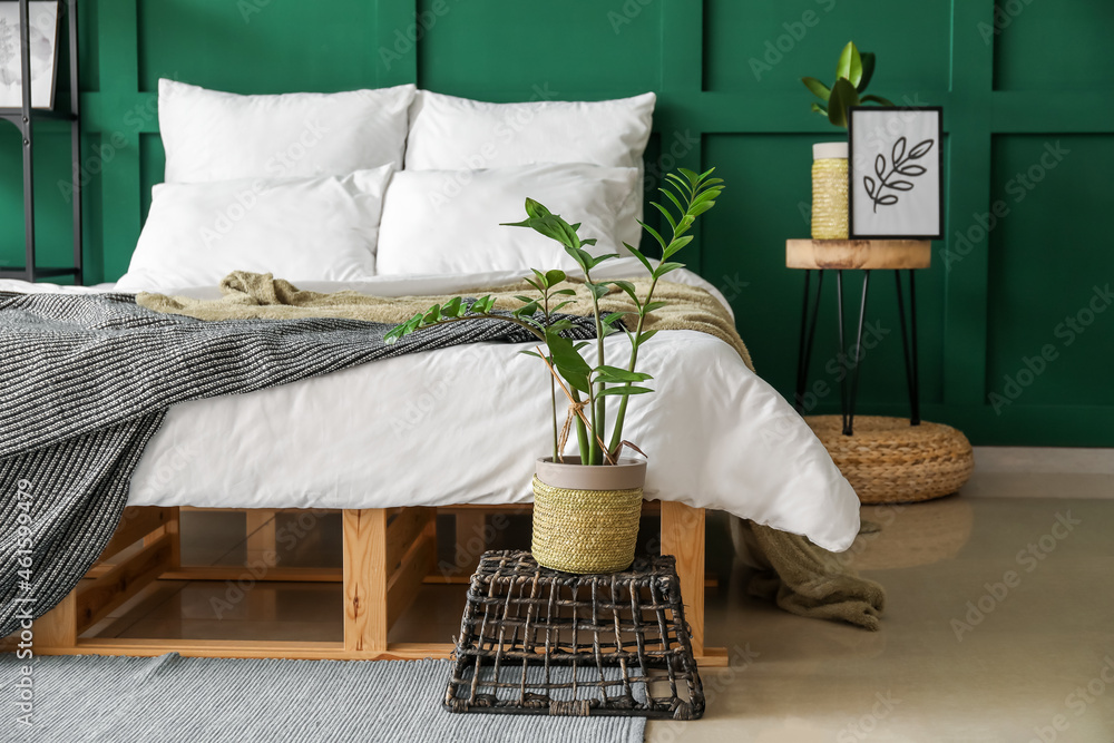 绿色卧室内部的木质双人床，装饰时尚