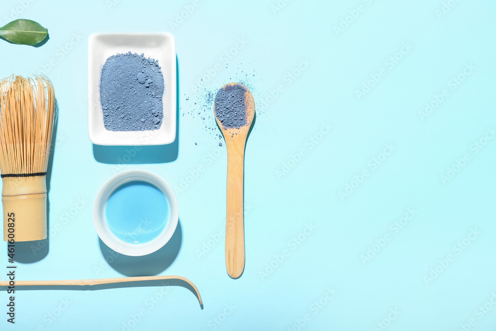 用粉末状的蓝色抹茶、茶和茶组成，背景为彩色，特写