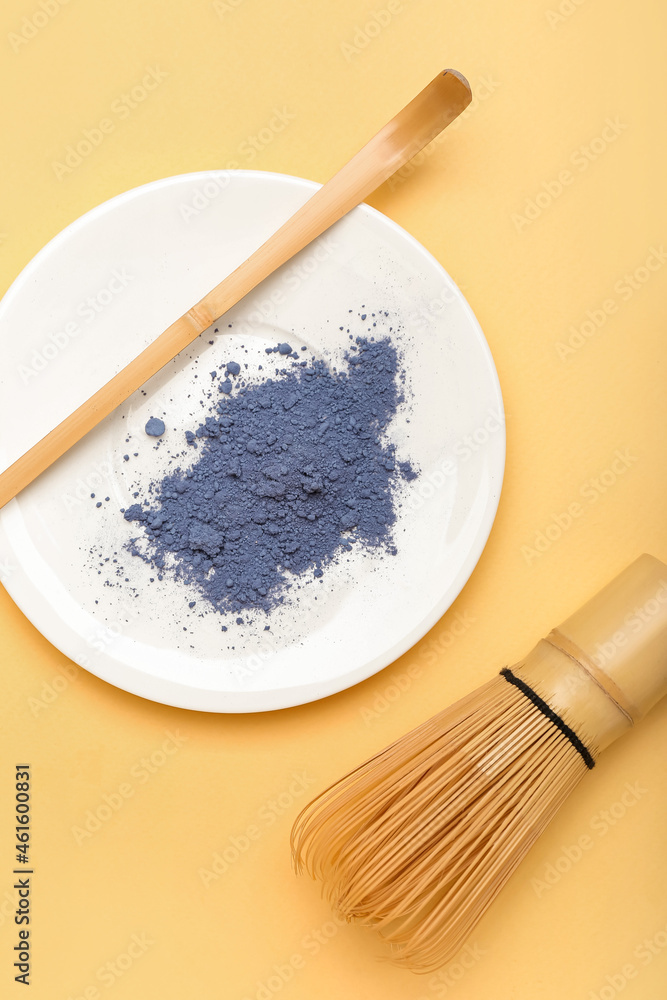 盘子里有粉末状的蓝色抹茶，颜色背景上有chasen和chashaku，特写