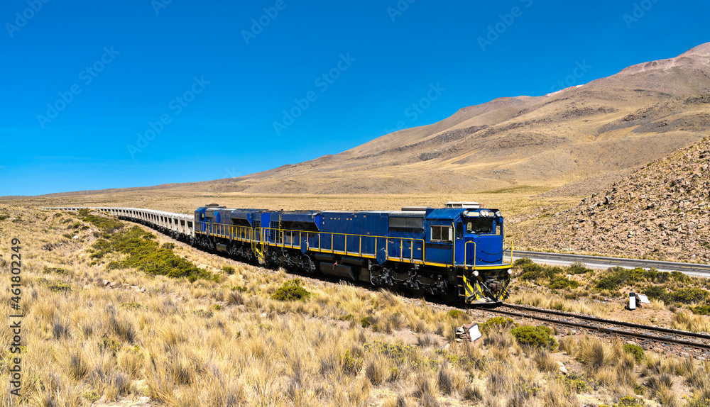秘鲁安第斯山脉高海拔货运列车