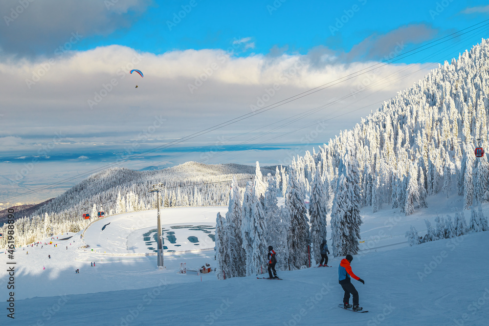 罗马尼亚波亚纳·布拉索夫滑雪场上的滑雪运动员和单板滑雪运动员