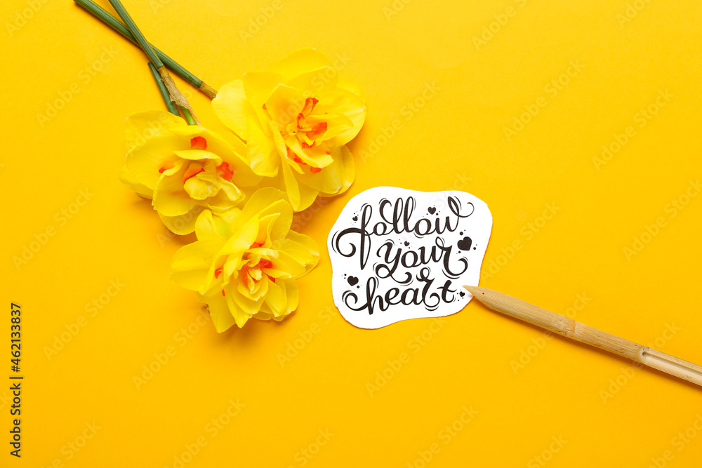 纸上有文字跟随你的心，蘸笔和黄色背景上的花