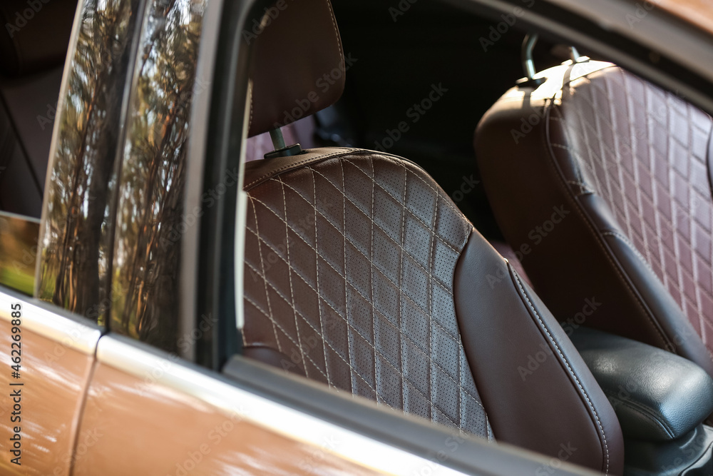 现代汽车中的棕色真皮座椅