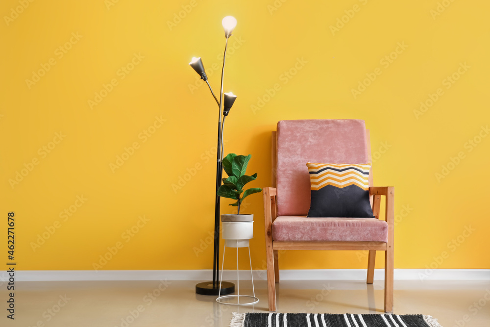 彩色墙房间内部的发光灯和扶手椅