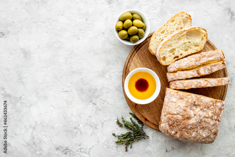 带面包和橄榄油香醋的意大利美食开胃菜