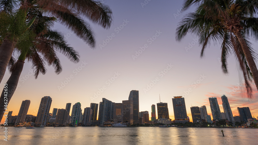 美国佛罗里达州迈阿密比斯开湾的天际线。