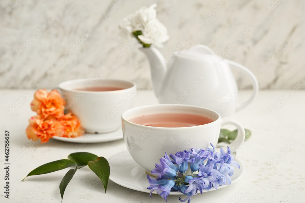 桌上有花的茶壶和热饮