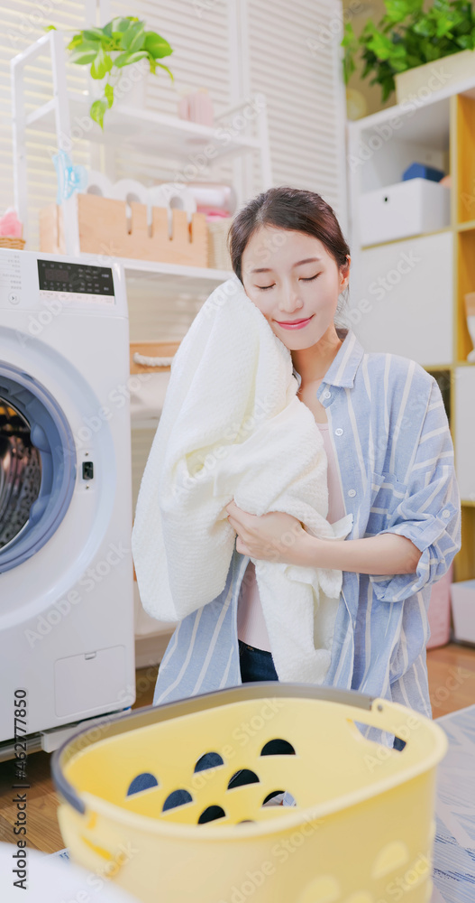 亚洲家庭主妇洗衣服