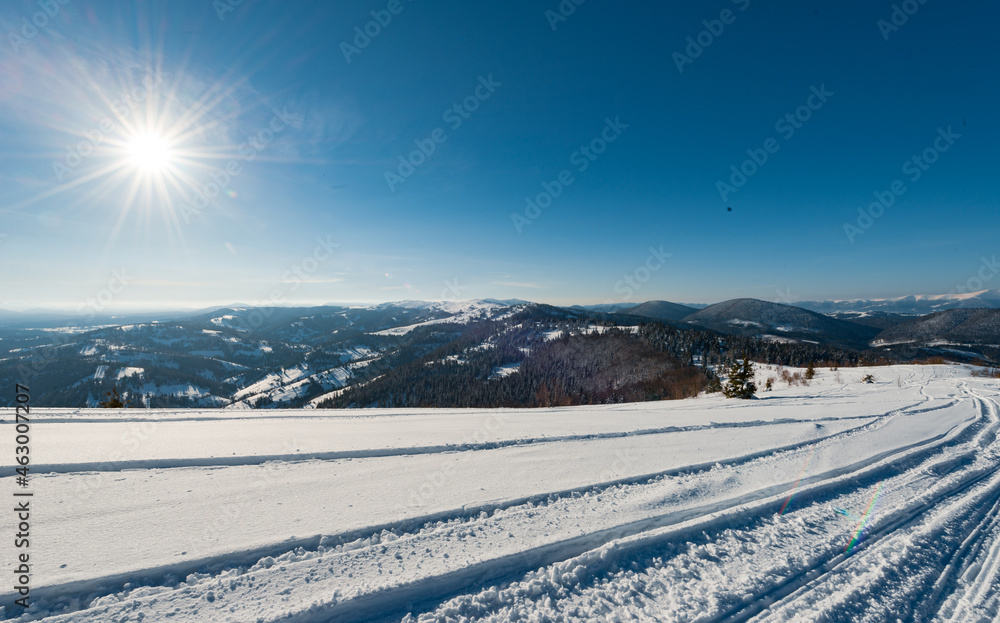 寒冷冬日的雪中ATV和滑雪道