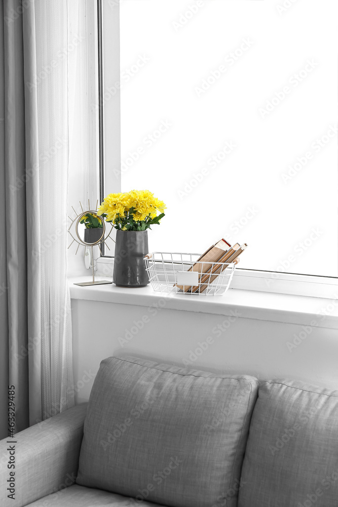 窗台上有菊花的深色花瓶