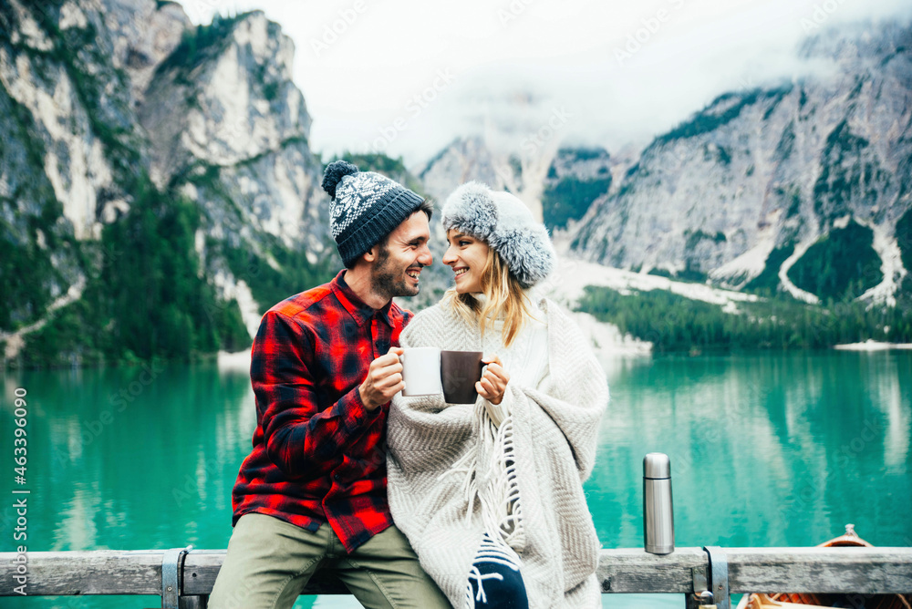 一对浪漫的成年人在冬季参观意大利布雷斯高山湖泊的肖像-游客