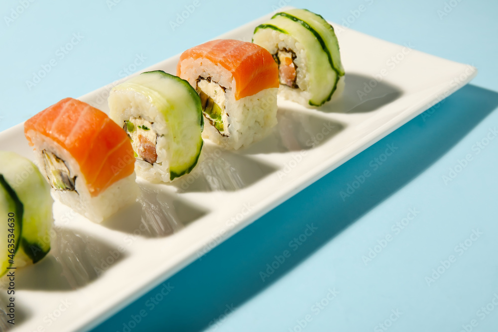 盘子里有一套美味的寿司卷，背景是彩色，特写