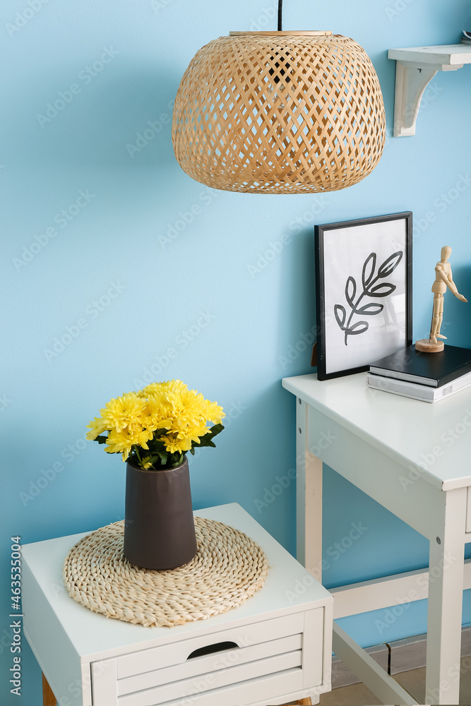 现代室内彩色墙附近有漂亮菊花的时尚花瓶