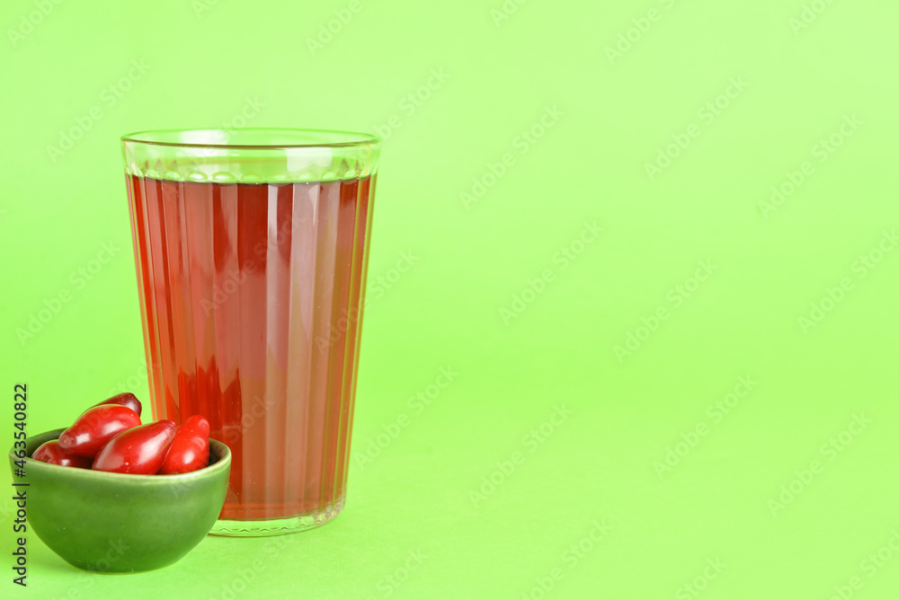 一杯彩色背景的健康山茱萸饮料
