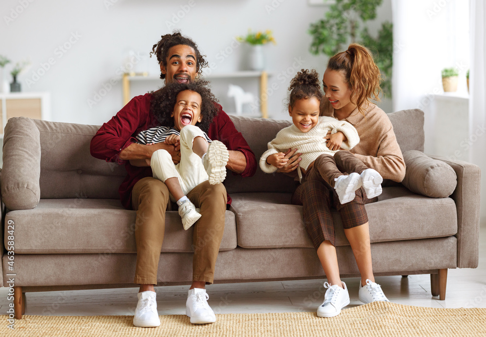 快乐的非裔美国人家庭父母和两个小孩在家一起玩得很开心