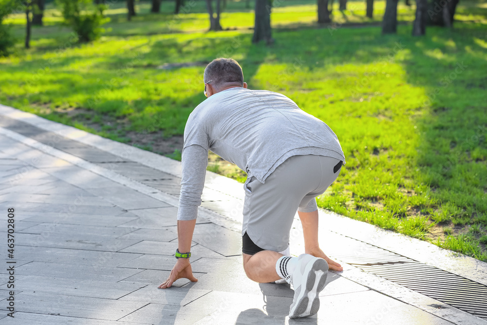运动型成熟男子准备在公园跑步