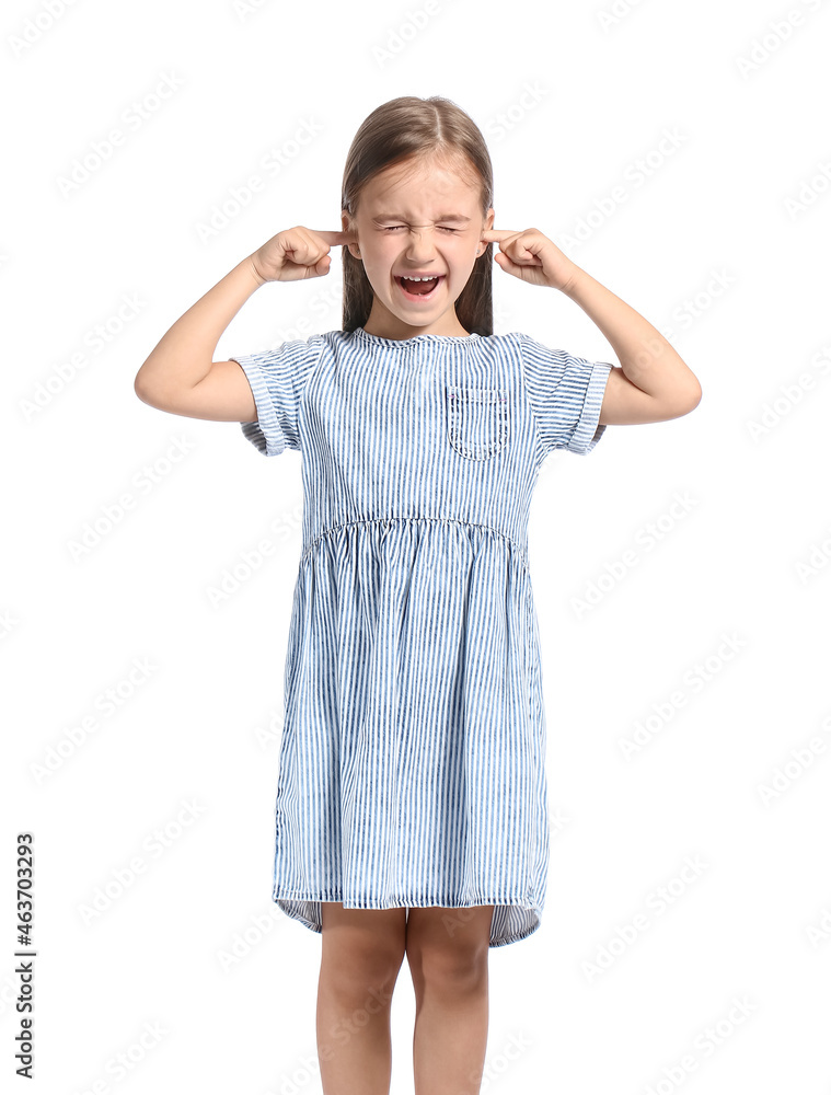 可爱的小女孩穿着条纹连衣裙，白底遮耳