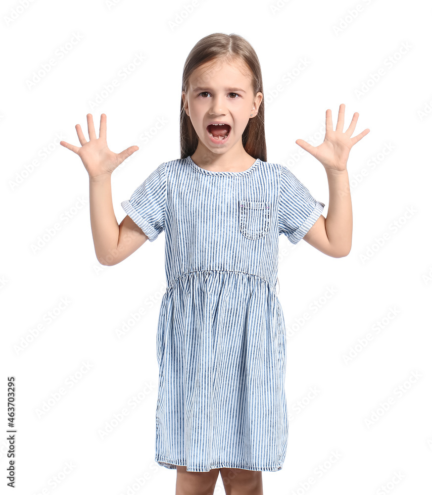 愤怒的小女孩穿着白底条纹连衣裙
