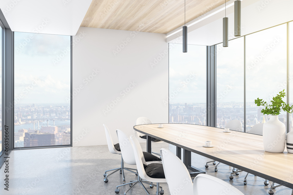 现代木制和混凝土会议室内部，墙上有白色的空模型，全景c