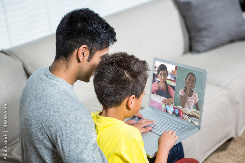 混血男孩，父亲用笔记本电脑进行视频通话，屏幕上有小学生