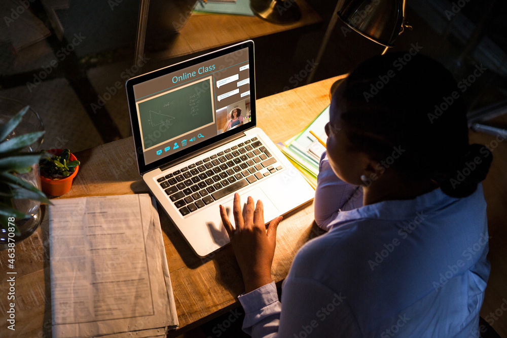 非裔美国女性使用笔记本电脑进行视频通话，屏幕上显示课程