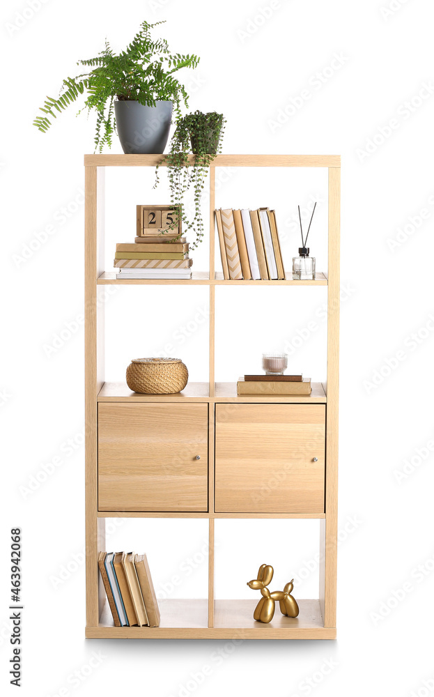 白色背景装饰的木制书柜
