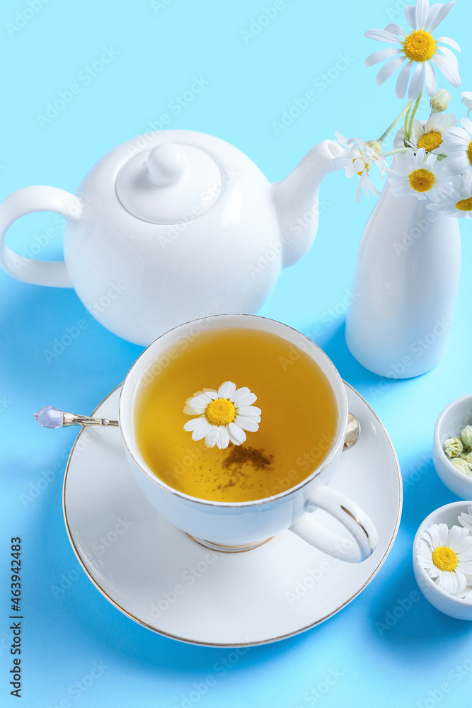 一杯美味的蓝底菊花茶