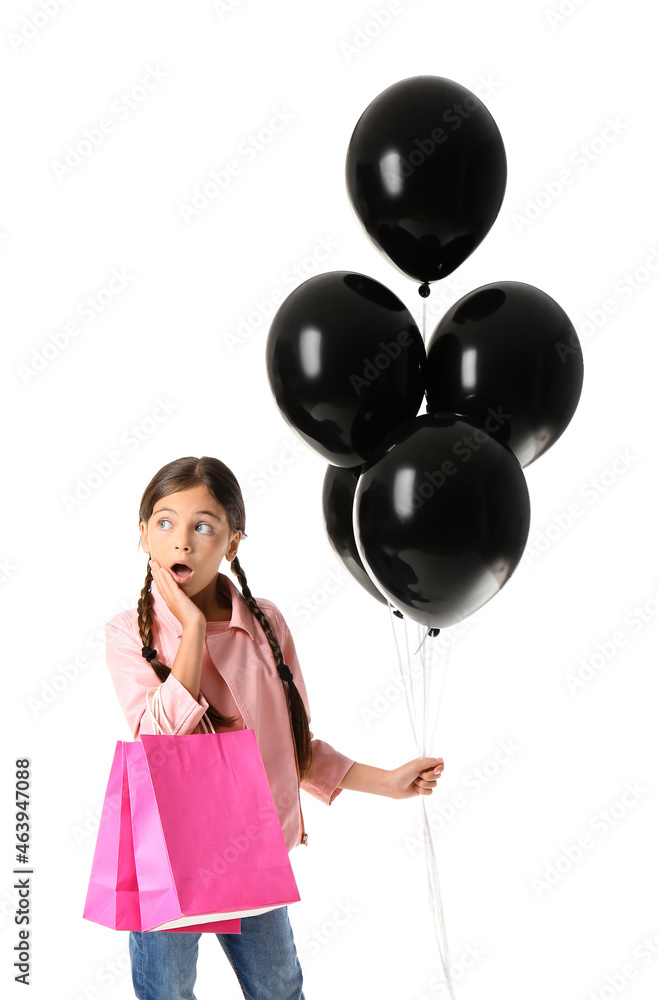 黑色星期五购物袋和白底气球让小女孩大吃一惊