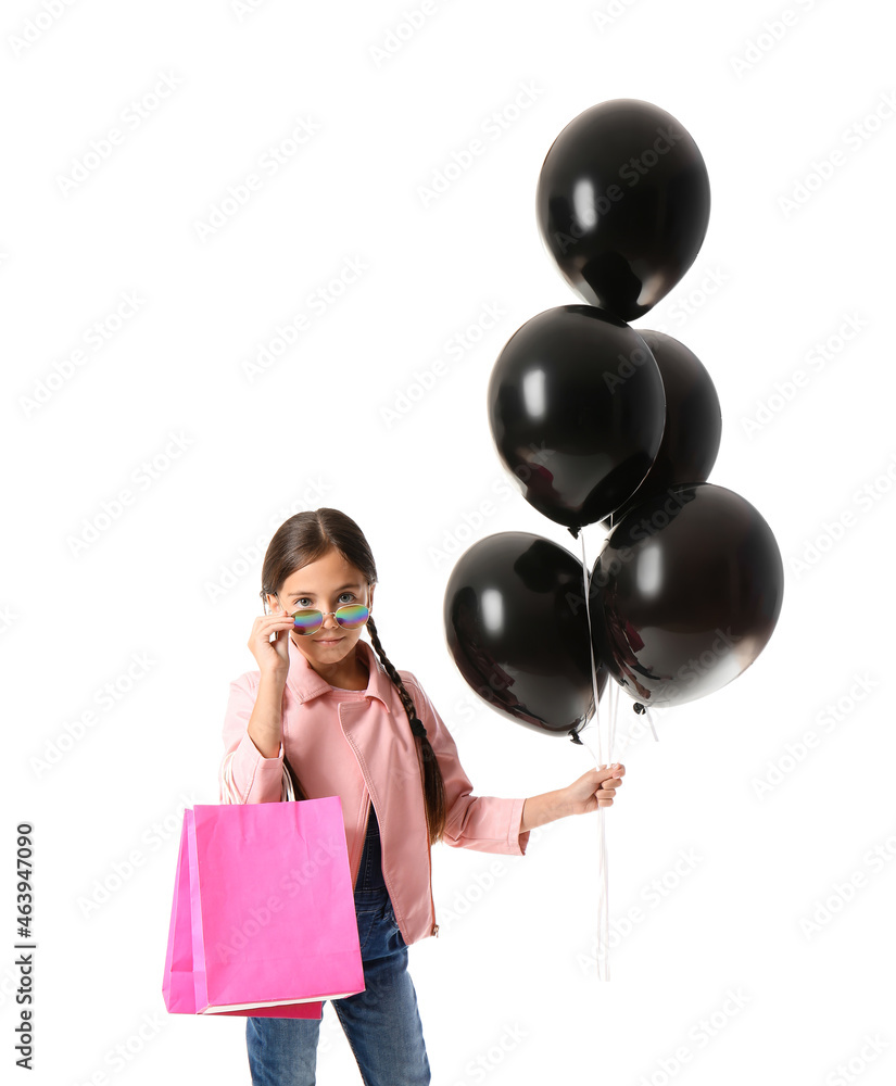 黑色星期五购物袋和白色背景气球的小女孩