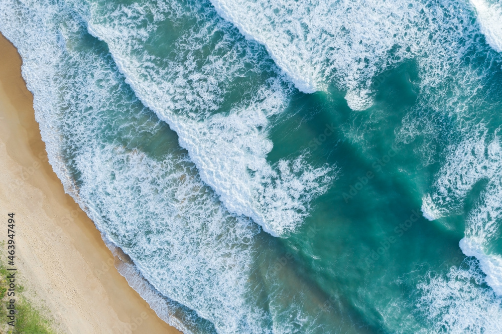 海洋纹理波浪俯视图海滩上的泡沫和飞溅美丽的波浪海面背景