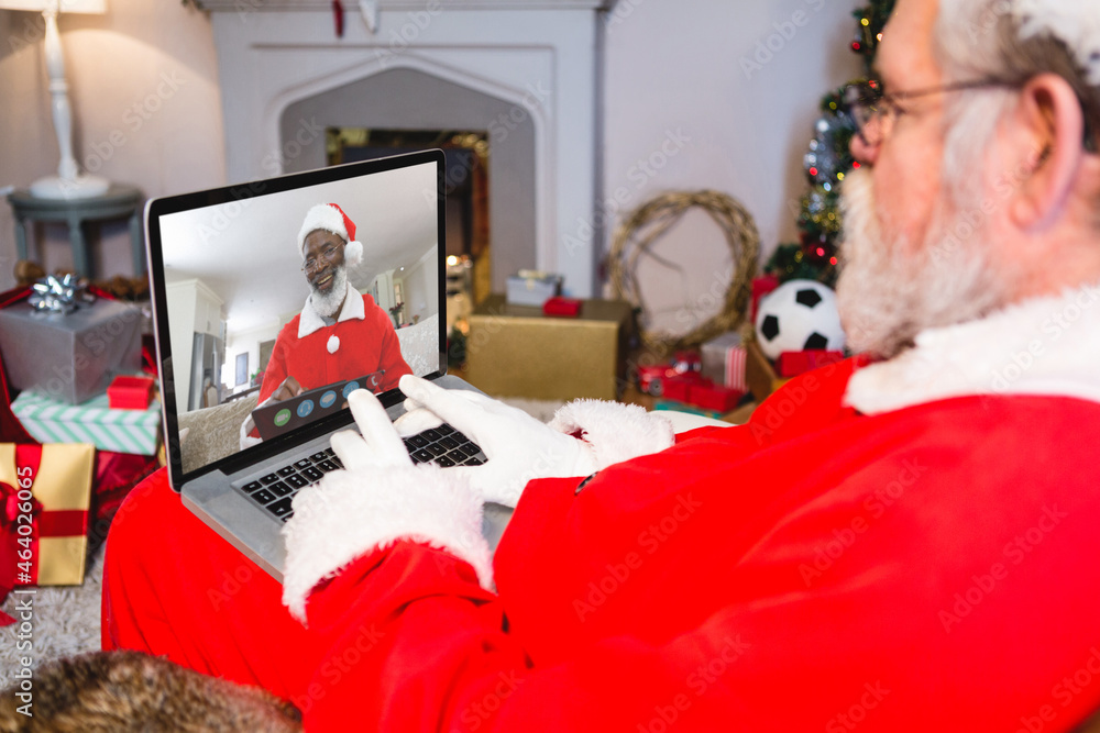 圣诞老人与微笑的非裔美国圣诞老人进行笔记本电脑圣诞视频通话