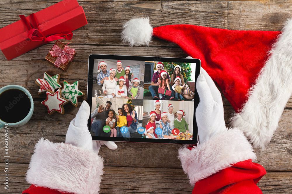 圣诞老人与微笑的不同家庭进行平板电脑圣诞视频通话