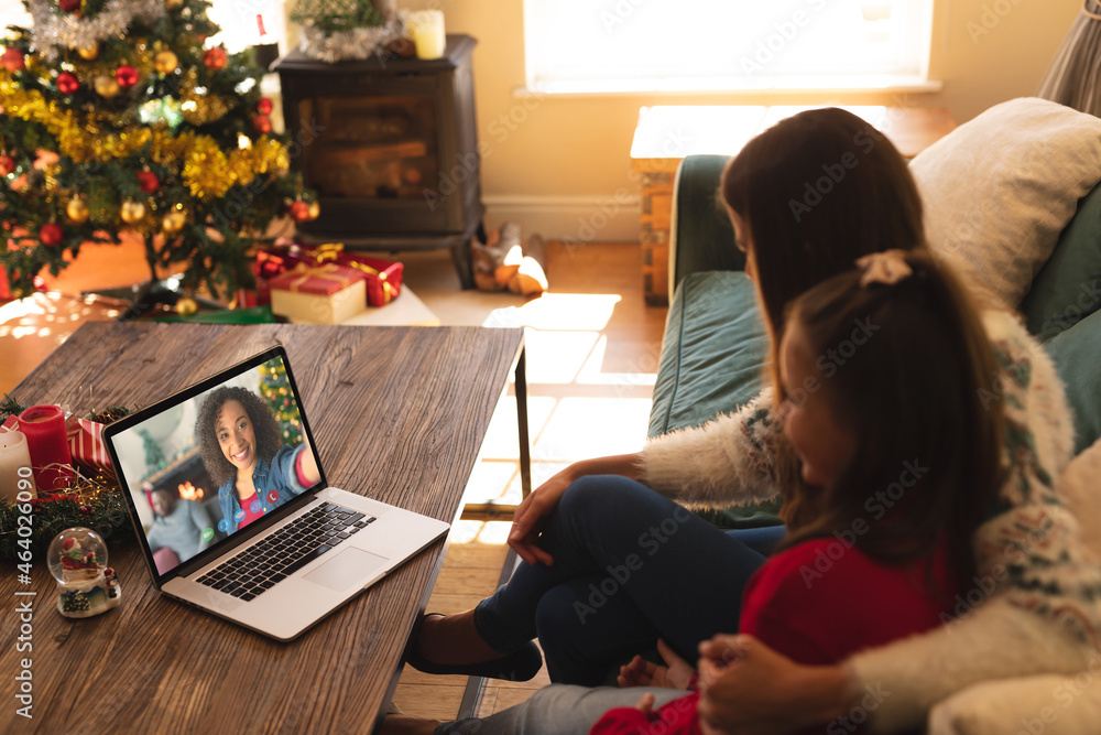 高加索母女与混血夫妇进行笔记本电脑圣诞视频通话