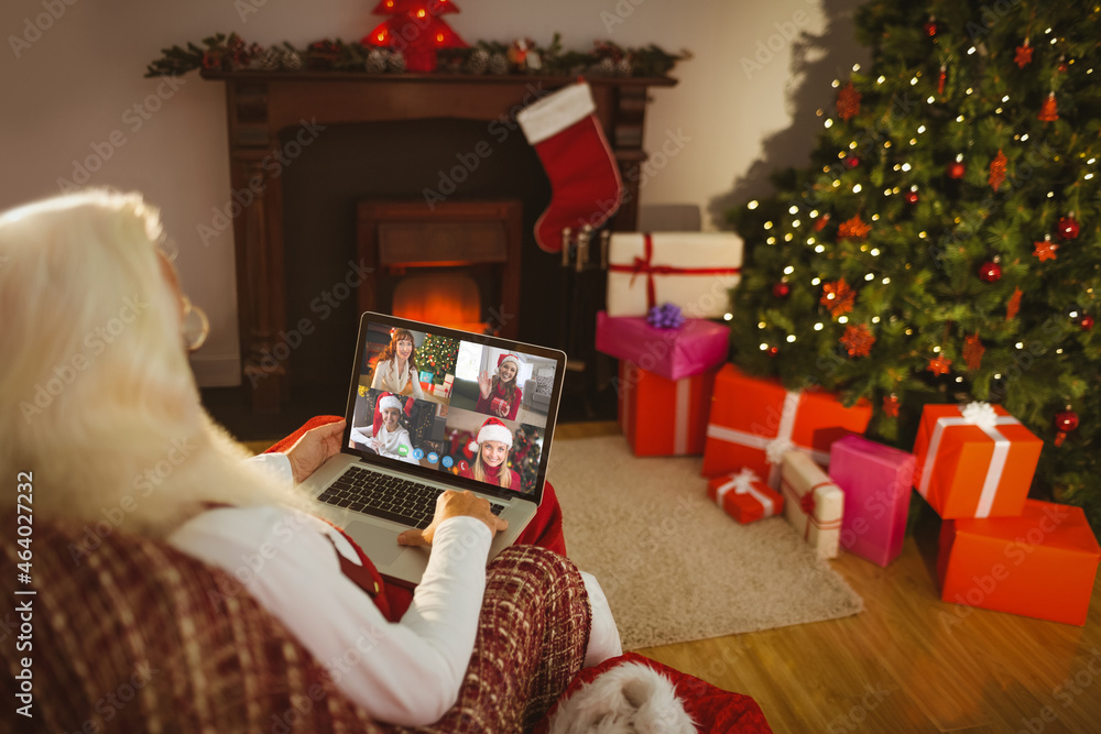 高加索圣诞老人在圣诞笔记本电脑上与一群不同的朋友视频通话
