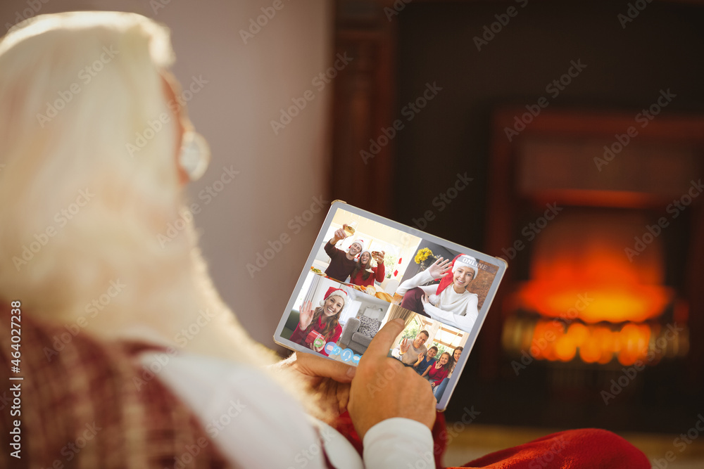 高加索圣诞老人在圣诞笔记本电脑上与一群不同的朋友视频通话