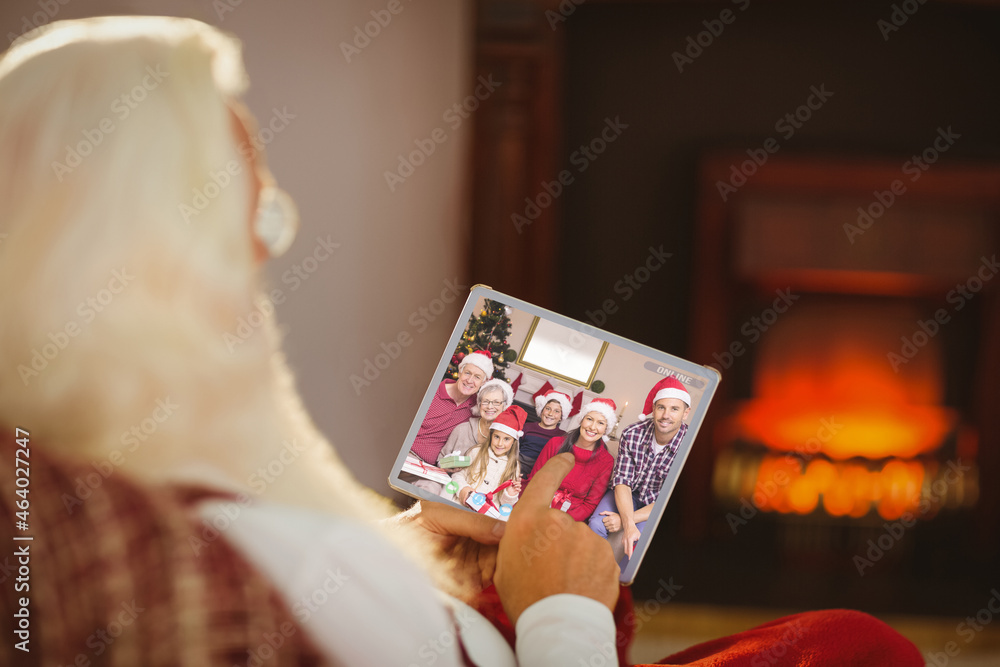 高加索圣诞老人在圣诞笔记本电脑上与高加索家庭视频通话