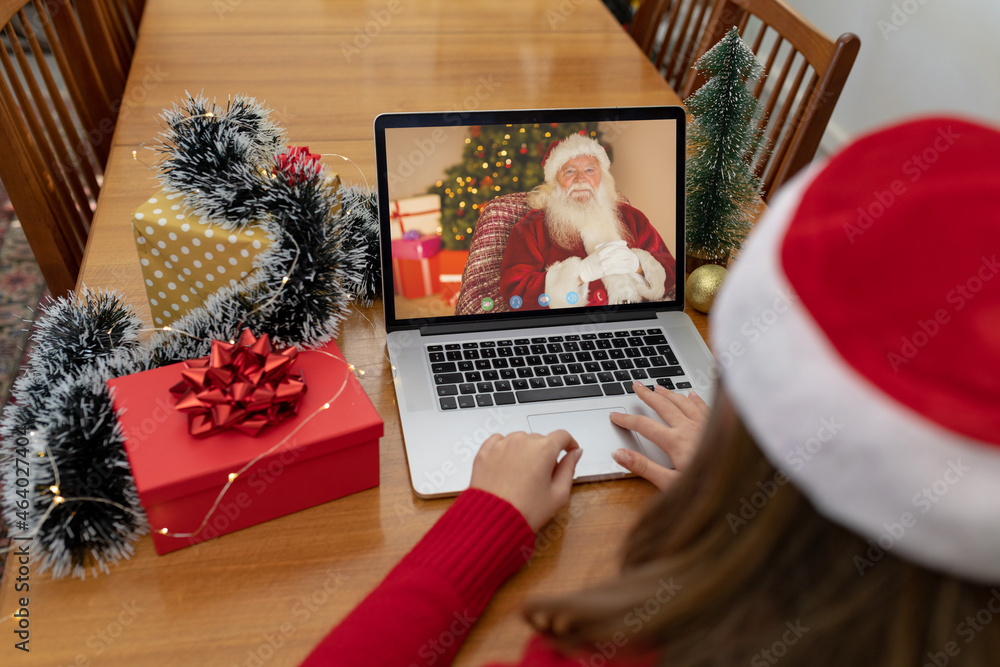 圣诞笔记本电脑上的白人妇女与白人圣诞老人视频通话