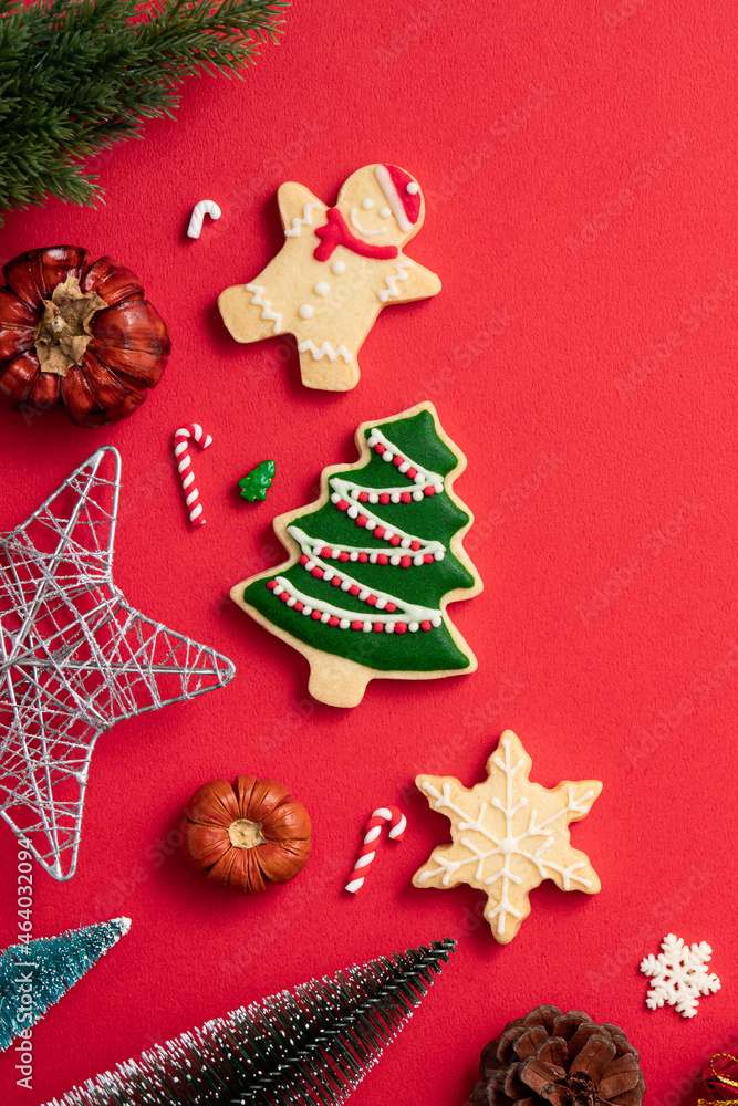 红色餐桌背景装饰的圣诞姜饼饼干。