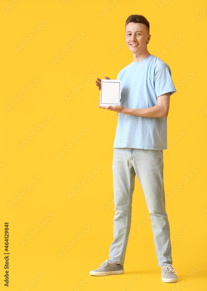 黄底现代平板电脑的年轻人