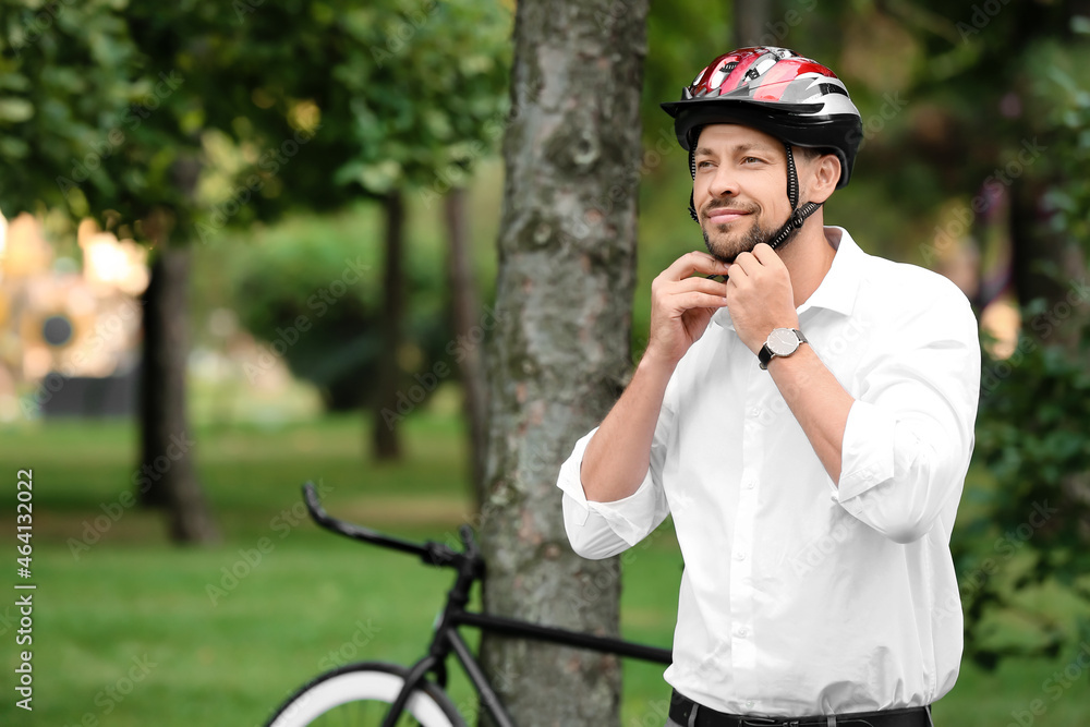 公园里戴自行车头盔的男子