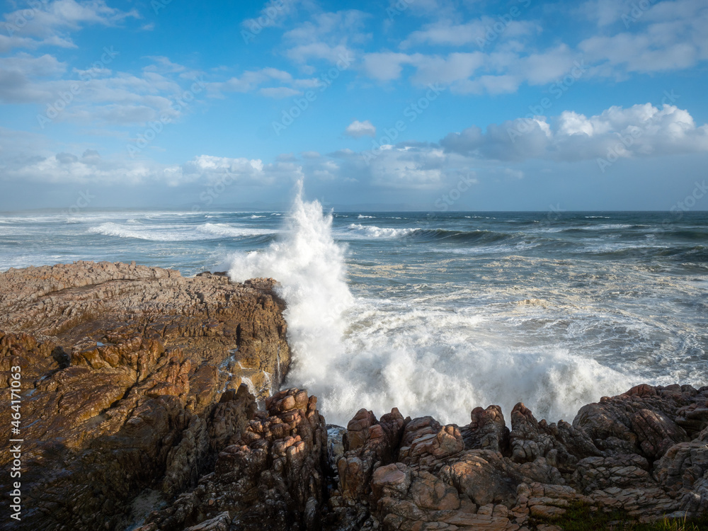 巨大的海浪冲击西弗斯角的岩石海岸线。赫尔曼。鲸鱼海岸。奥弗伯格。