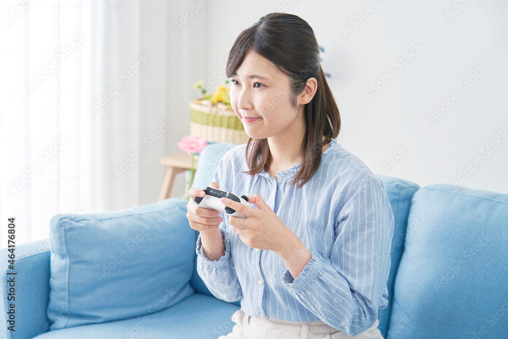テレビゲームする女性