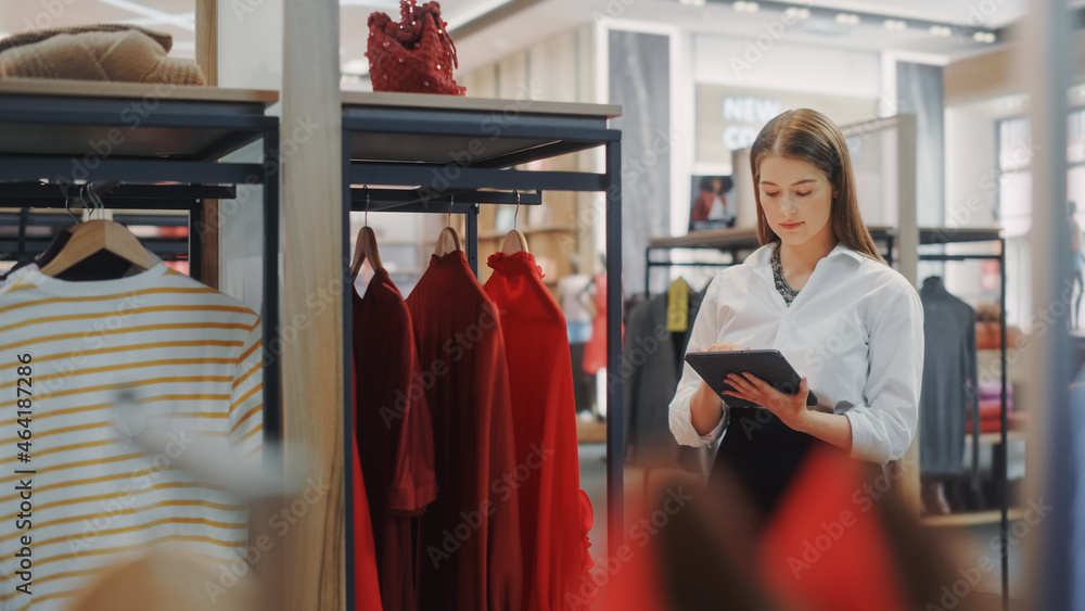 服装店：女性视觉营销专业人士用平板电脑打造时尚Coll