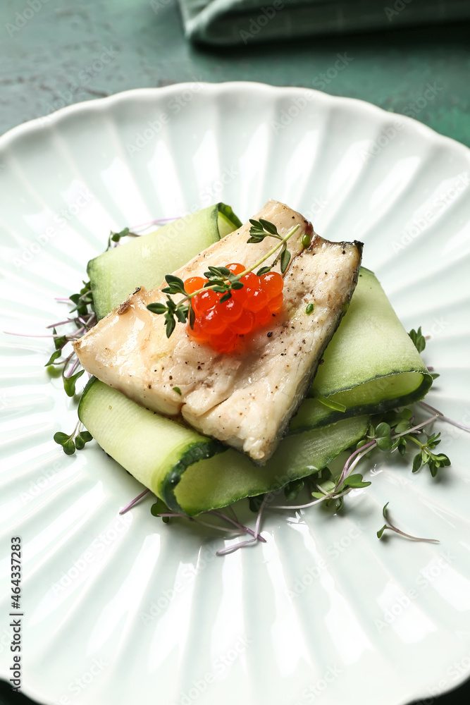 一盘美味的鲈鱼配绿色蔬菜