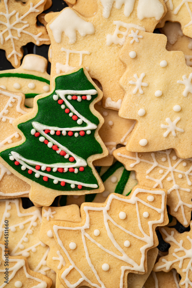 装饰圣诞树饼干的俯视图。