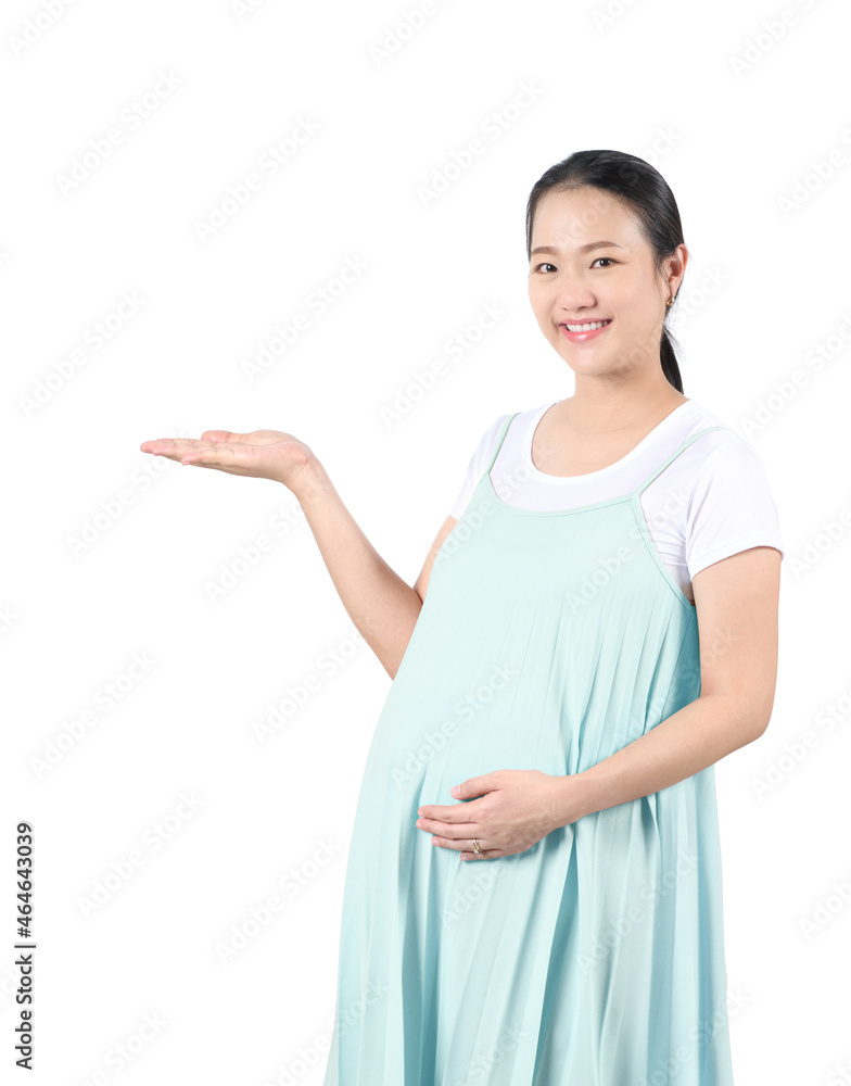 亚洲孕妇在白色背景下展示产品时出现空手。