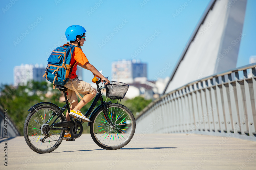 学校男孩骑自行车的侧视图