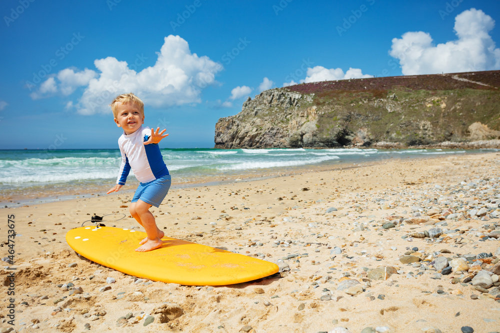 男孩站在冲浪板上练习姿势